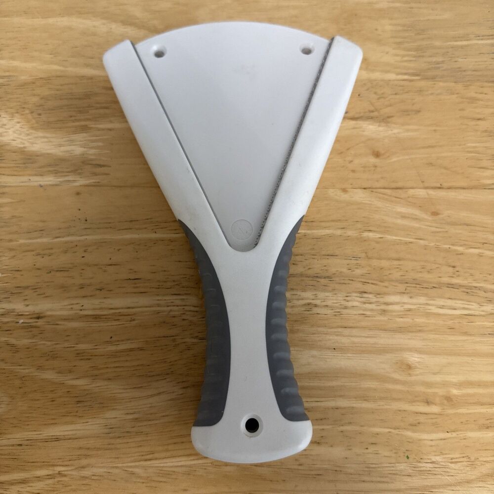 The Pampered Chef Jar Opener White Grey Plastic Triangle Blade Grip Mountable